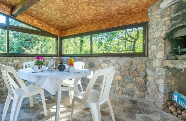 Stunning private villa for 4 guests with A/C, TV, pets allowed and parking