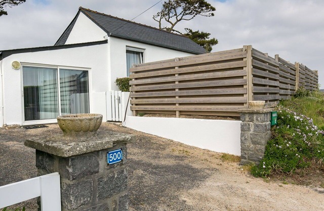 Stunning private villa for 4 people with TV, terrace and parking
