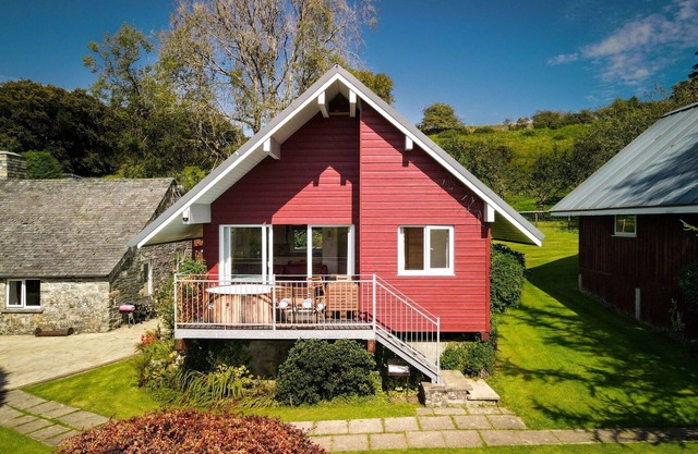 Stunning private villa for 4 guests with hot tub, WIFI, TV, patio and parking