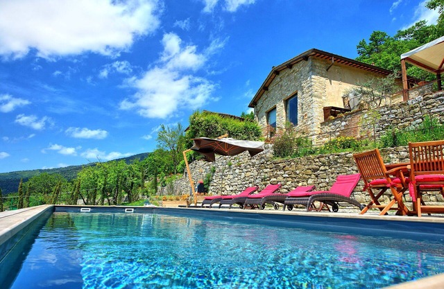 Stunning private villa with WIFI, private pool, A/C, TV, veranda, panoramic view, close to Florence