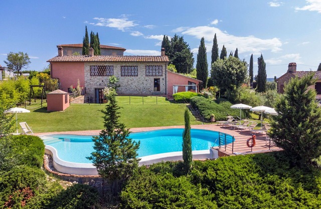 Stunning private villa with WIFI, private pool, TV, terrace and pets allowed, close to San Gimig.