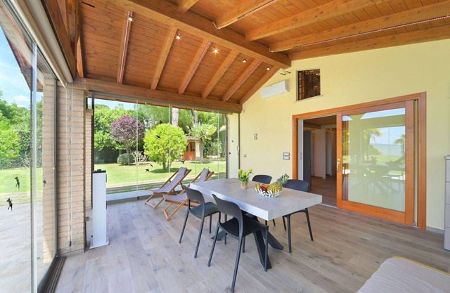 Stunning private villa for 5 people with WIFI, A/C, TV, terrace, pets allowed and parking