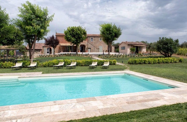 Stunning private villa for 10 guests with WIFI, A/C, private pool, TV and parking, close to Cort.
