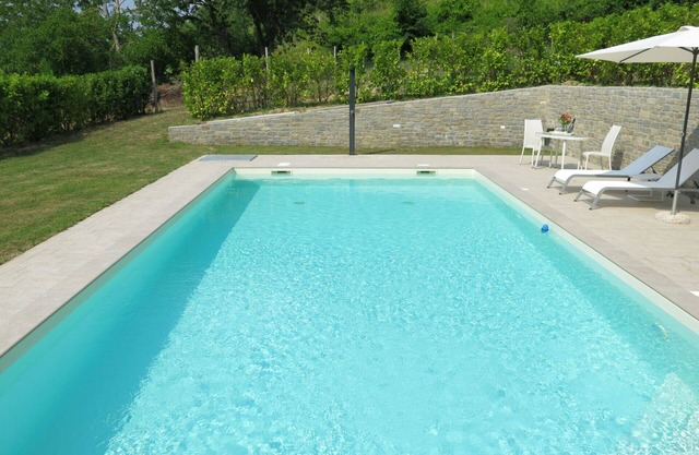 Stunning private villa for 8 guests with WIFI, private pool, TV, patio, pets allowed and parking