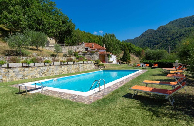 Stunning private villa for 10 people with private pool, WIFI, TV, patio and pets allowed