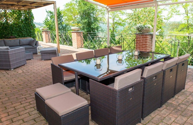 Stunning private villa with WIFI, private pool, A/C, hot tub, terrace, pets allowed and parking