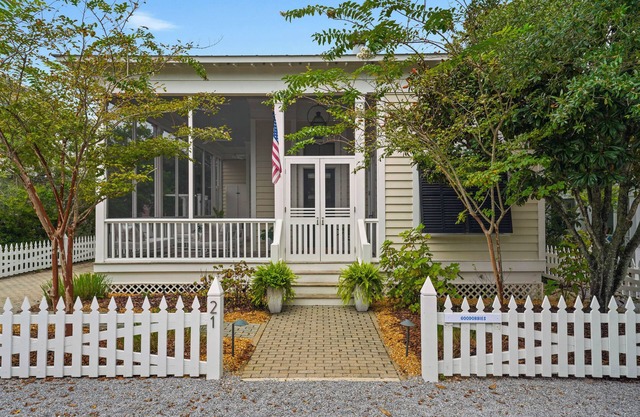 Stunning Renovated Seaside, FL Home + 2 Adult Bikes, Sleeps 8 - Pet Friendly!