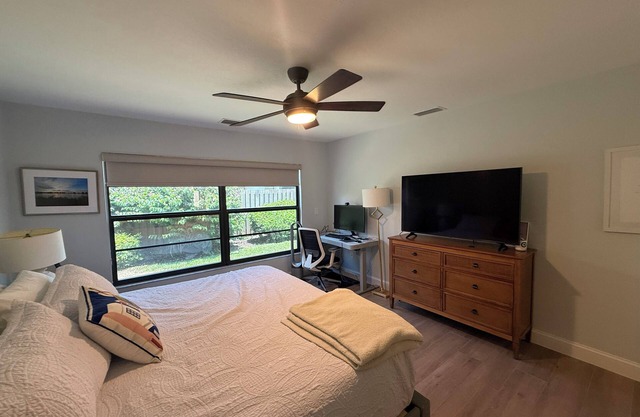 Stunning Renovated 2BR/2BA in Beachwalk - Steps to Vanderbilt Beach