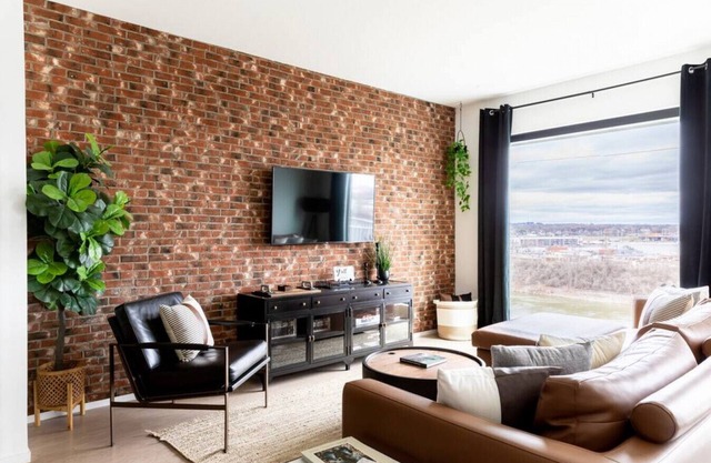 Stunning River View Condo - Walk to Downtown - Rooftop Patio