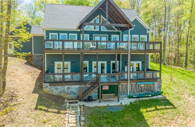 STUNNING RIVER VIEWS + GAME ROOM + THEATER ROOM + FIRE PIT + HOT TUB