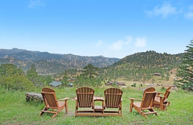 STUNNING ROCKY MOUNTAIN VIEWS!