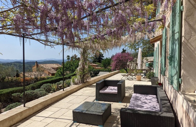 Stunning sea views within walking distance of the village