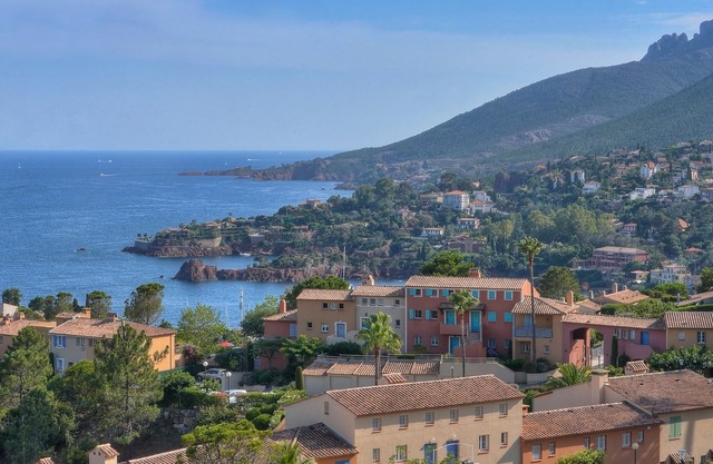 Stunning sea views, walk to beach, shared pool, peaceful area near Cannes, wi-fi