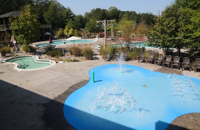 Stunning Shenandoah Crossing, 2 Bedroom Resort Cabin, Just A Mile To Your Favorite Destinations
