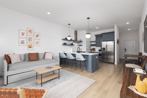 Stunning Spacious 6 Beds, 2 Bedroom in Walkable Area