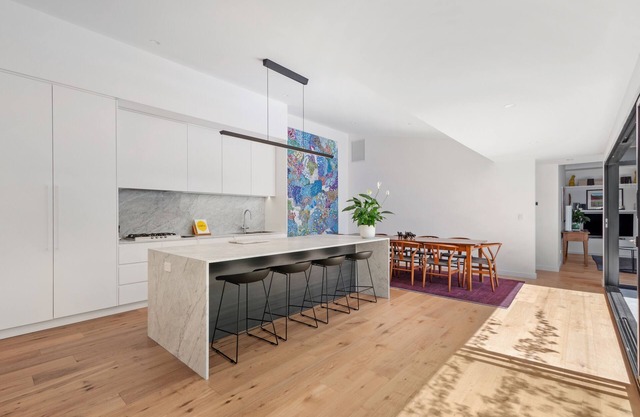 STUNNING SPACIOUS MODERN HOME -EVERY ROOM HAS A GARDEN VIEW!n