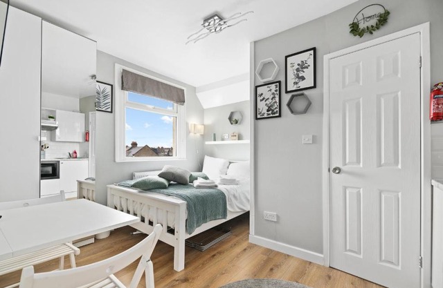 Stunning Studio Flat for 2 people in Kensal Green near West Kilburn, Ladbroke Grove and Maida Hill