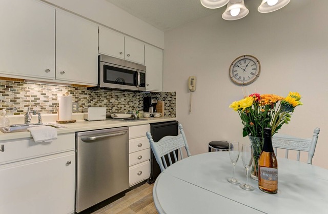 🏖️ Stunning Sunset Bay Views @ The Shores | Traverse Bay Views | Moments to the Beach