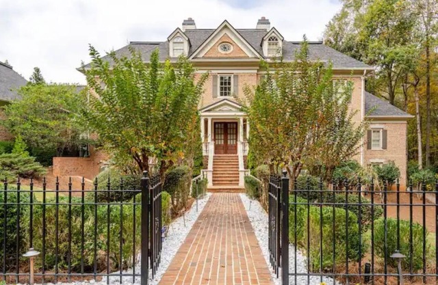 Stunning Upscale Flat retreat with Impressive Amenities