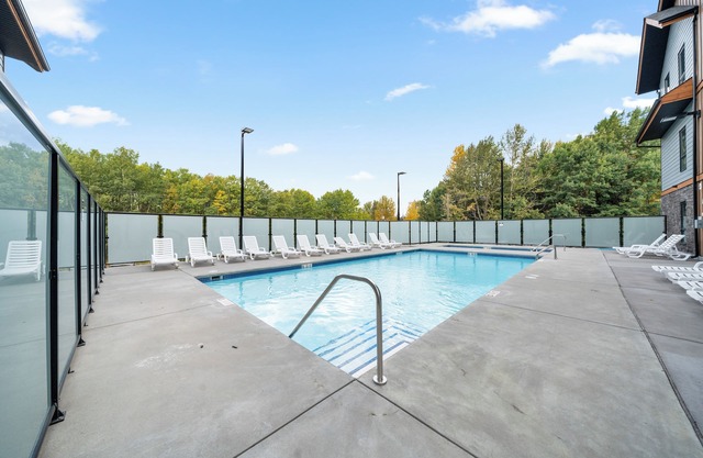 Stunning Views-Heated Pool-Hot tub-Fitness Center-5 mins to Canmore- Sparrowhawk