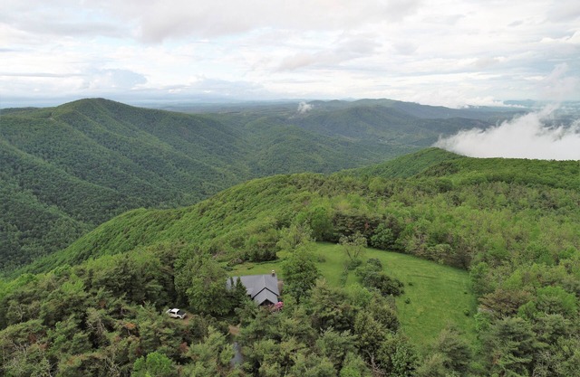 Stunning Views, close to Wineries, Primland & Parkway - beautifully appointed