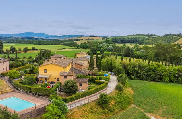 Stunning villa with A/C, WIFI, pool, TV, patio, pets allowed, panoramic view and parking