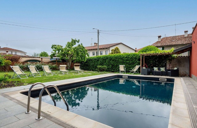 Stunning villa for 12 people with A/C, WIFI, pool, TV, terrace, pets allowed and parking
