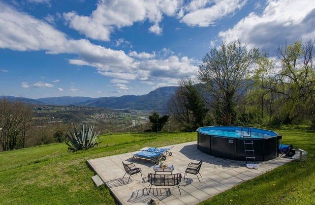 Stunning villa for 4 guests with WIFI, private pool, TV, patio, pets allowed and parking
