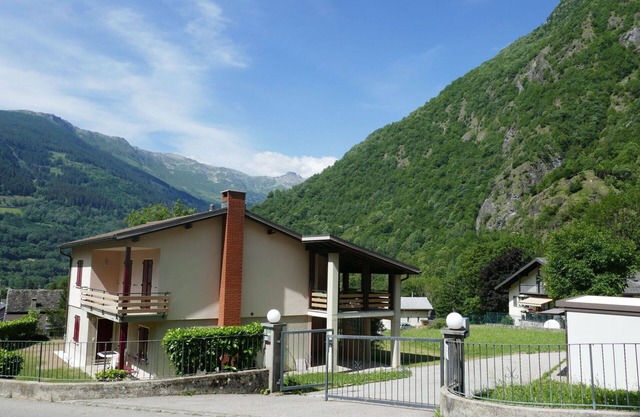 Stunning villa for 5 guests with WIFI, TV, terrace, pets allowed, panoramic view and parking