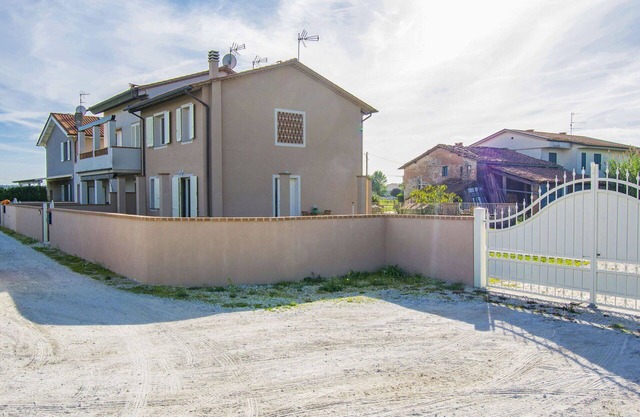 Stunning villa for 6 people with WIFI, A/C, TV, patio, pets allowed and parking