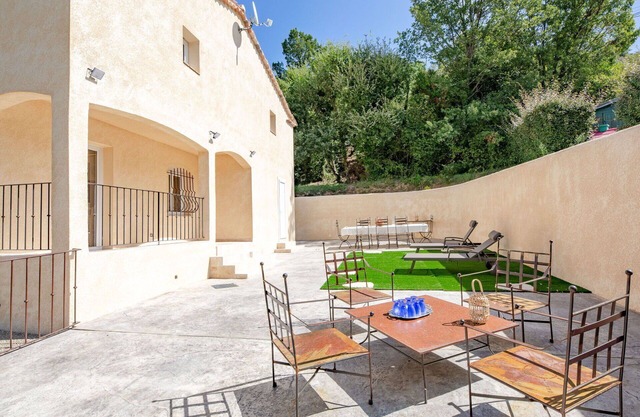 Stunning villa for 8 guests with WIFI, TV, terrace, pets allowed and parking