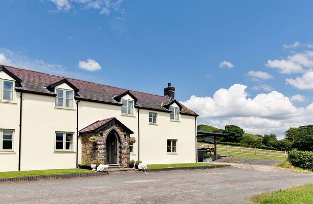 Stunning villa for 12 guests with WIFI, hot tub and pets allowed