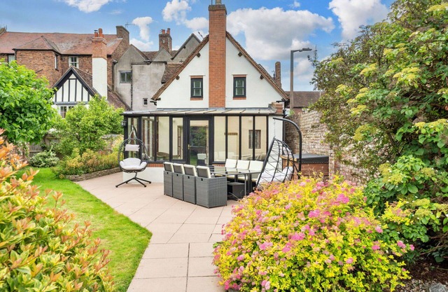 Stunning villa for 8 people with hot tub, WIFI, terrace, pets allowed and parking
