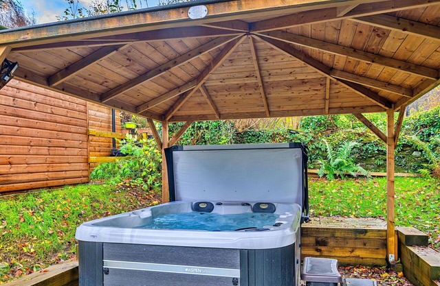 Stunning villa for 5 guests with hot tub, WIFI and TV