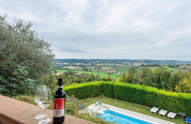 Stunning villa for 10 guests with WIFI, A/C, private pool, terrace, pets allowed and panoramic .