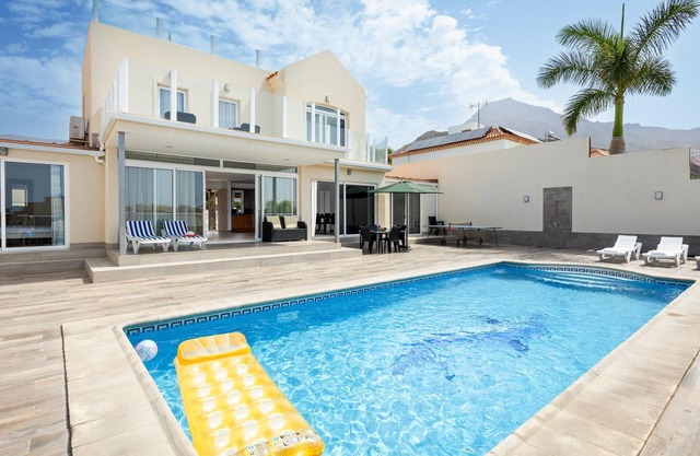 Stunning villa Mila in Madroñal, heated pool!