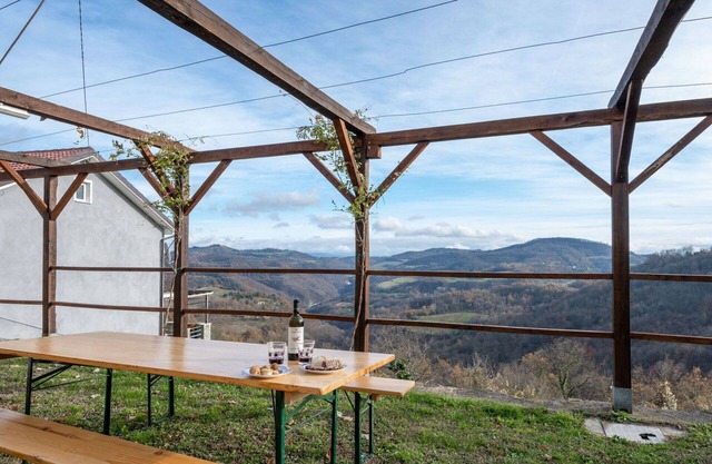 Stunning villa with hot tub, WIFI, TV, patio, pets allowed, panoramic view and parking