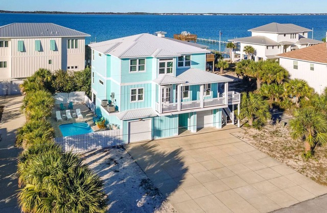 Stunning Waterfront Home w/Private Pool and beautiful NEW Tiki Bar!