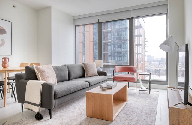 Stunning West Loop 2BR w/Gym & Coworking, nr UIC, by Blueground