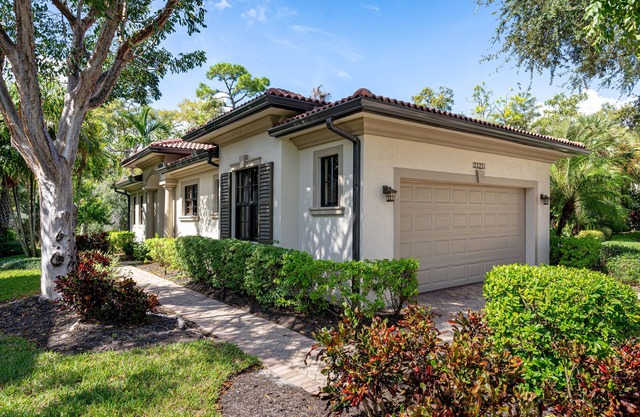 Stunningly beautiful single family, single floor 2br/2 bath home
