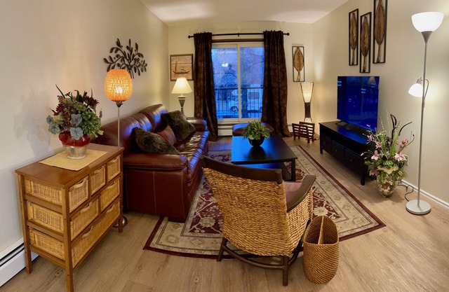 Stylish 1 Bdrm Condo Minutes Away D/T, NAIT, UofA