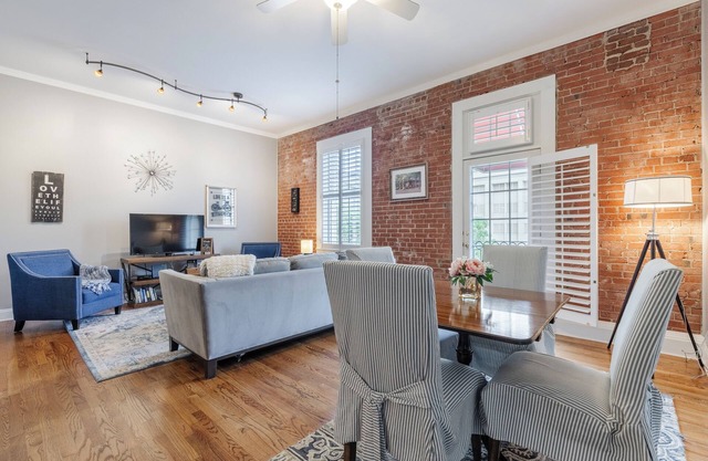 Stylish 1 BDRM just off Main St with King Bed