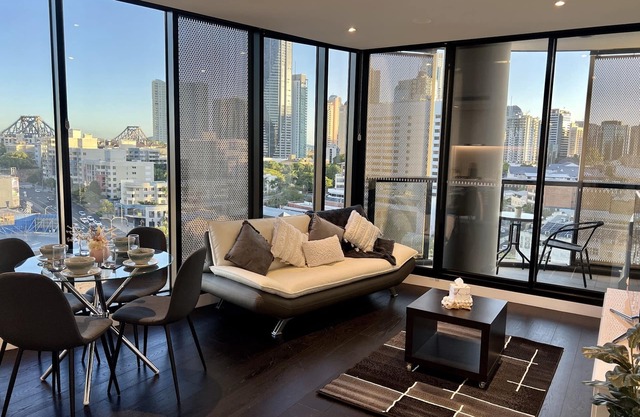 Stylish 1-Bed with Pool, Gym & Free Parking