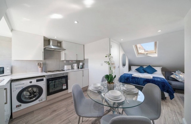 Stylish 1- Bedroom Flat – Central Location, Steps from Tourist Attractions