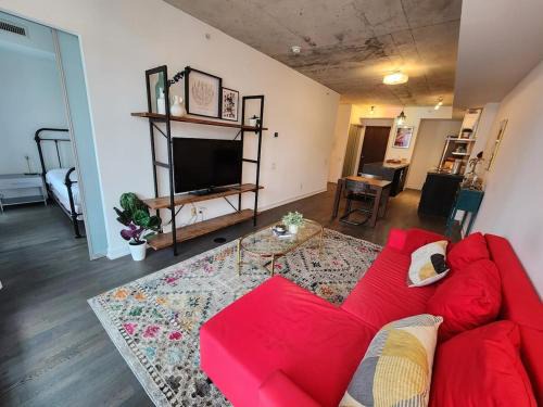Stylish 1BDR Loft with Office Space in the Heart of Toronto