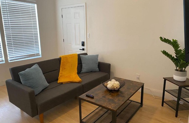 Stylish 1BR Apartment in Cigar City