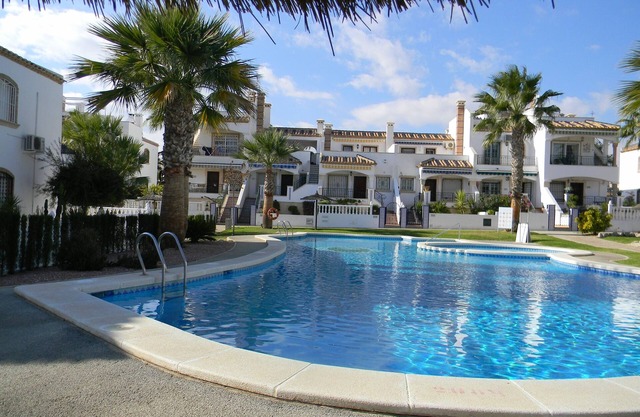 Stylish 2 Bed Apartment close to all amenities for winter & summer sunshine