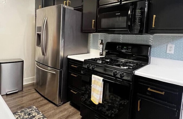 Stylish 2 Bed apartment w pool