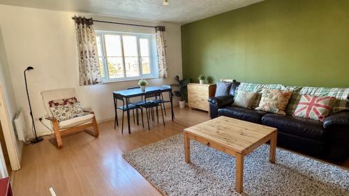 Stylish 2 Bed Home with parking