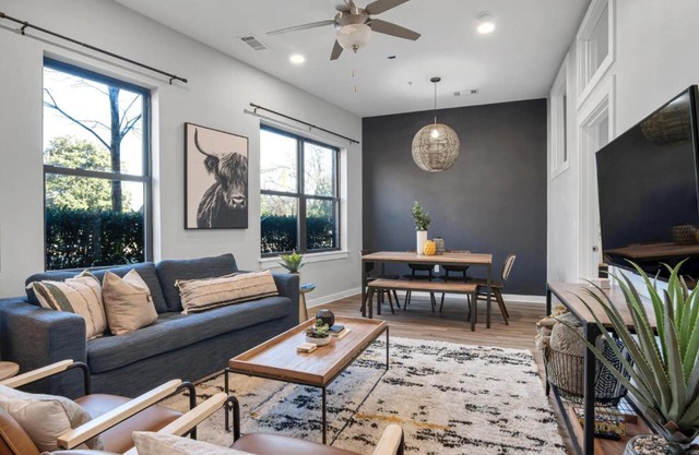 STYLISH 2 Bedroom 3 Bed Near Restaurants and Vandy